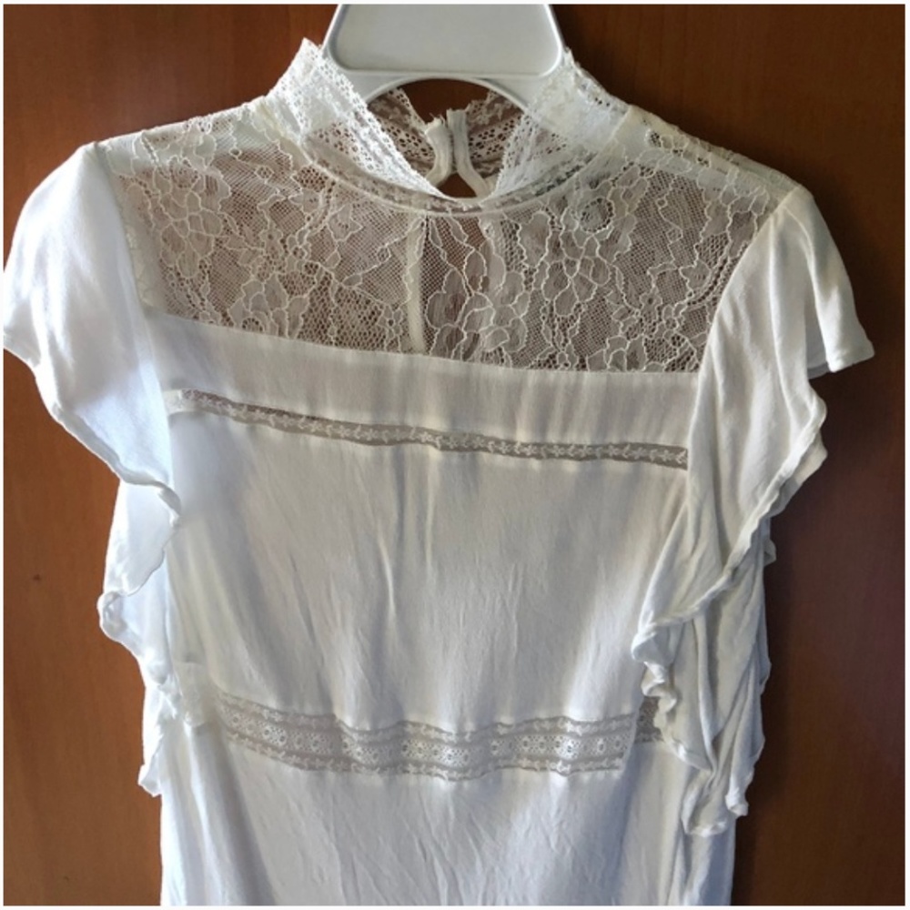 Women's EXPRESS white lace top size XS
